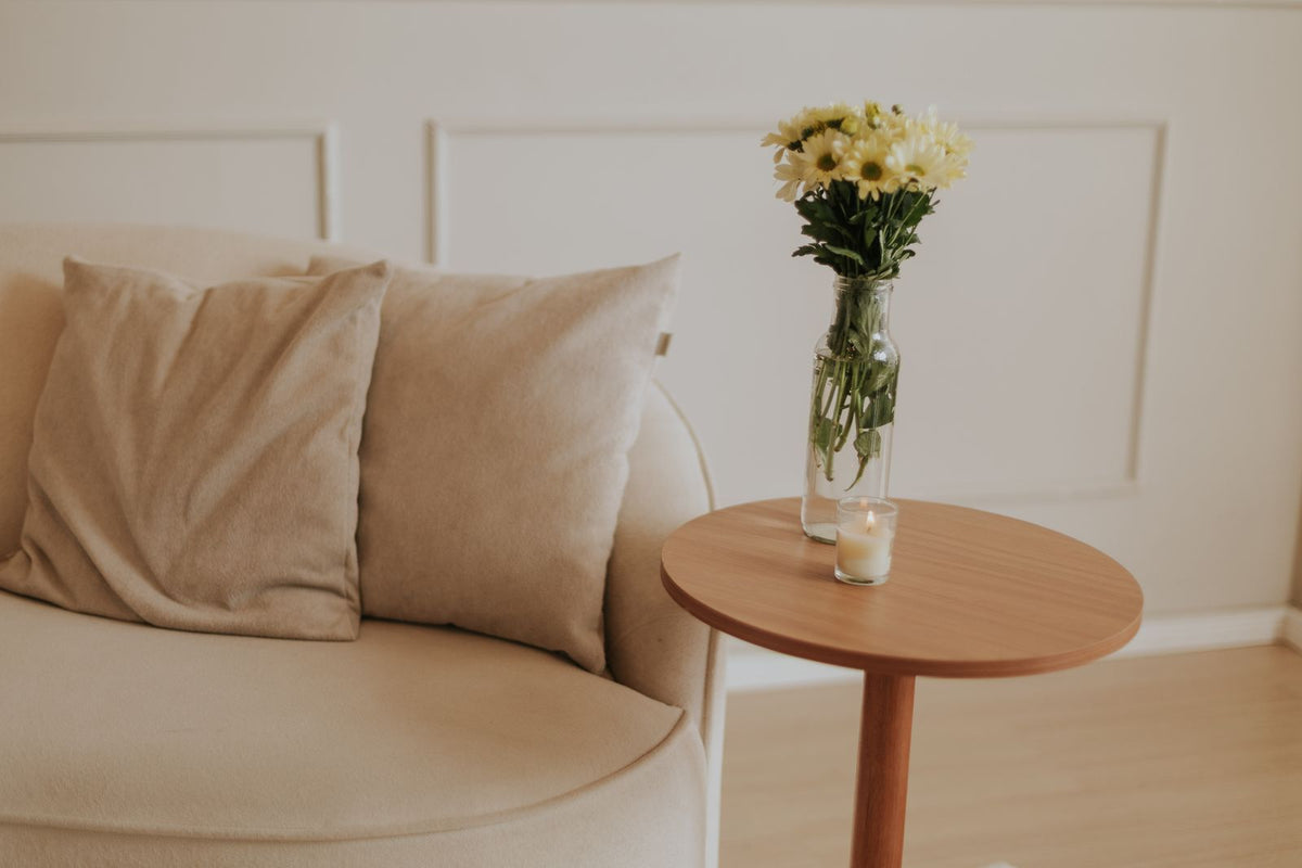 Vale Round Oak Coffee Table – Modern Wood Center Table, Minimalist Japandi Living Room Table, Warm Natural Low Coffee Table – lifestyle image 2
